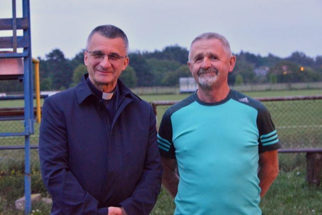 Ksiądz Andrzej Drapała i Kazimierz Mądzik, świętokrzyski kurator oświaty - to oni przeszło 26 lat temu założyli Parafialny Klub Sportowy Polonia Białogon, znany z braci Brożków.