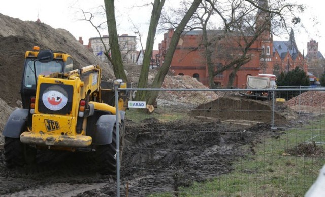 Tej tragedii nie sposób zapomnieć. W październiku ub. r. koparka zabiła 44-latka, pracującego na budowie Muzeum Twierdzy Toruń. Prokuratura przygotowała zarzuty dla operatora maszyny Tomasza M.



Czytaj więcej na kolejnych stronach

tekst: Małgorzata Oberlan