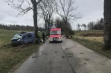 Drzewo spadło na samochód w Łyśniewie Sierakowickim. Nie żyje kierowca [wideo]