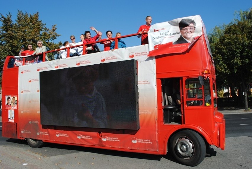 Czerwony autobus z kandydatami SLD na pokładzie