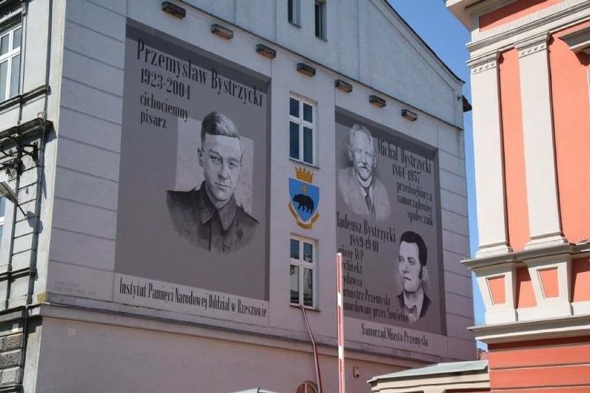 Mural rodziny Bystrzyckich w centrum Przemyśla.