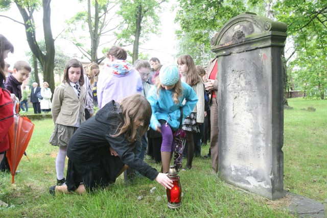 Każdego roku uczniowie z SP nr 1 porządkują cmentarz żydowski przed 1 listopada