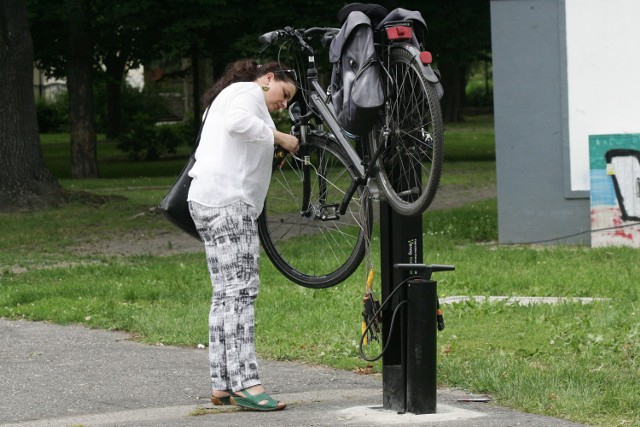 Od niedawna stacje napraw rowerów stoją w Legnicy