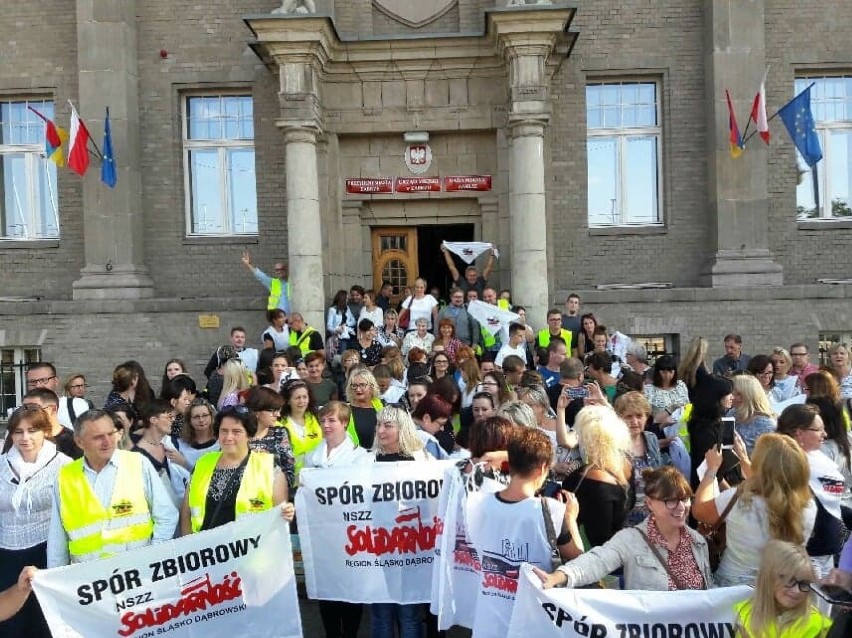 Zabrze: Protest pracowników MOPR. Chcą tysiąc złotych podwyżki [ZDJĘCIA]