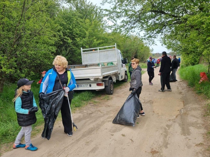 Wzięli się za śmieci. Działkowcy wspólnie z burmistrz i jej zastępcą posprzątali teren wokół ogródków działkowych