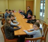 Dzieci odwiedzają Komendę Policji w  Tomaszowie w ramach akcji 'Bezpieczne ferie'