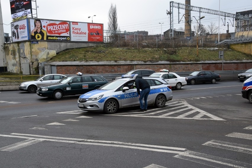 W centrum Stargardu wioząca chorego karetka pogotowia zderzyła się z BMW 