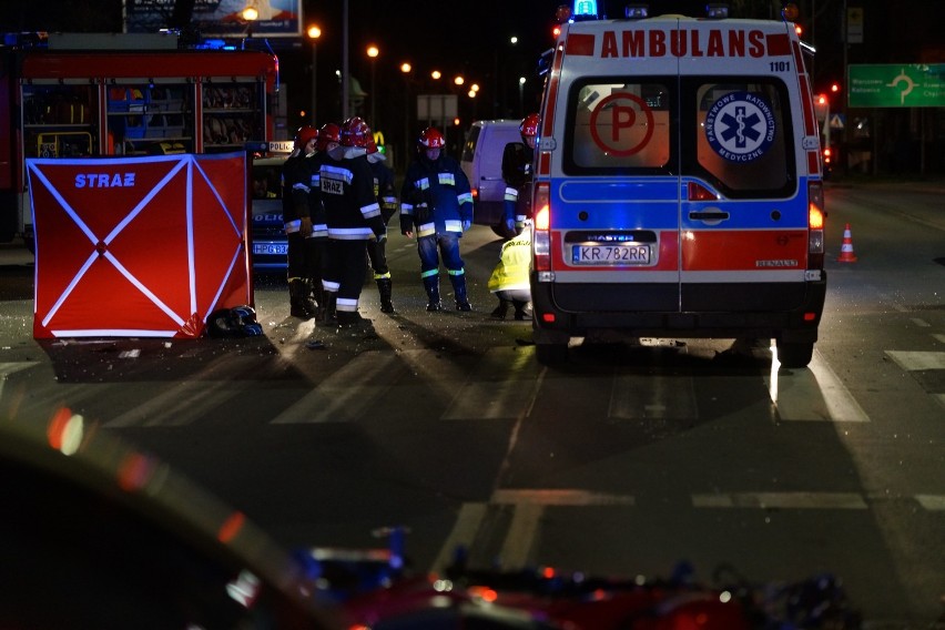 Kraków. Wypadek na ul. Pilotów. Motocyklista zderzył się z autem [ZDJĘCIA, WIDEO]