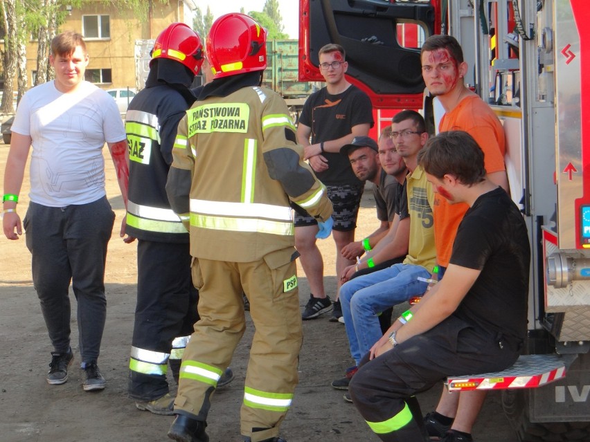 Radomsko. Zderzenie autobusu z samochodem, 24 poszkodowanych. Ćwiczenia straży pożarnej, policji i służb medycznych [ZDJĘCIA, FILM]