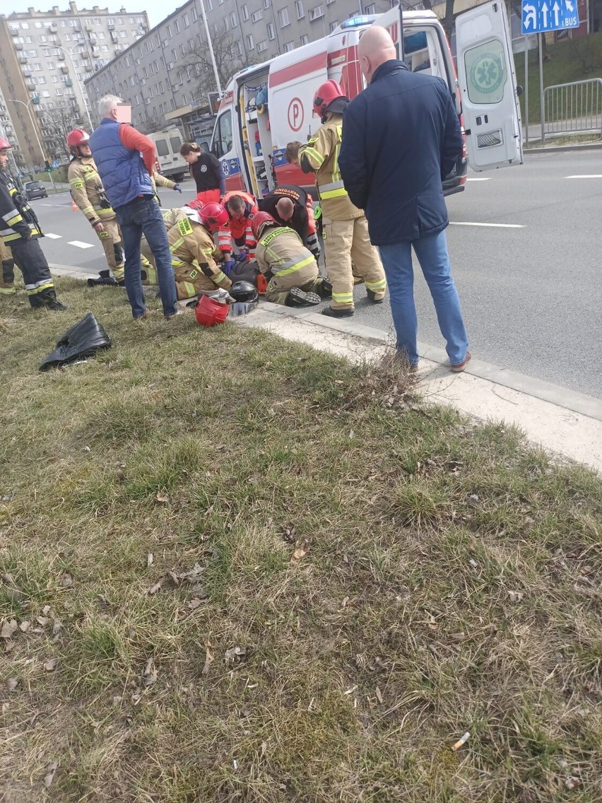 Wypadek na Sandomierskiej w Kielcach. Dostawczak zderzył się z motocyklistą 