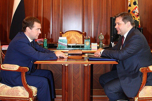 Prezydent Rosji Dmitrij Miedwiediew oraz minister energii Siergiej Szmatko.