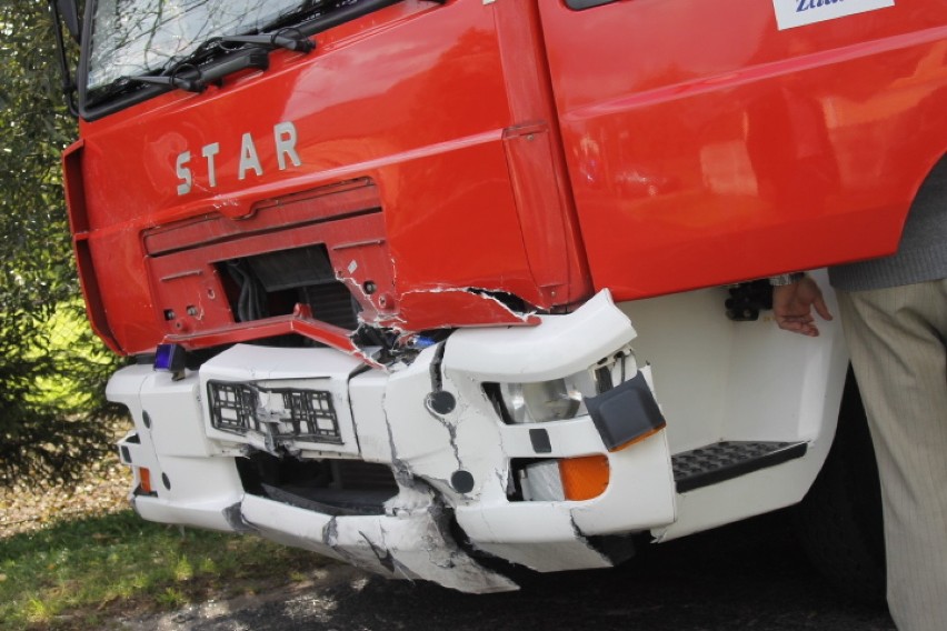 Wóz strażacki zderzył się z osobówką na drodze w Chachalni [ZDJĘCIA + FILM]
