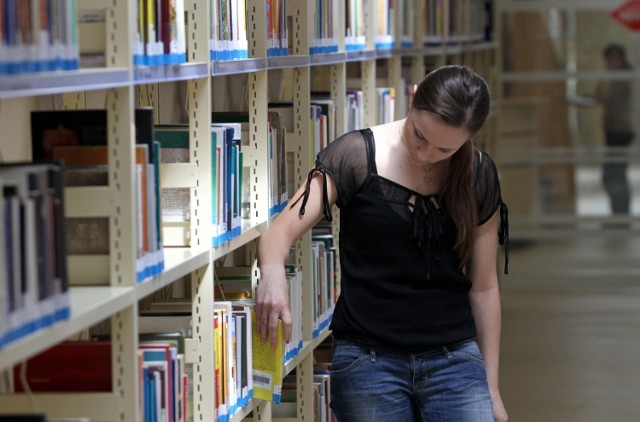 W poniedziałek 30 listopada biblioteki w Krakowie znów umożliwiają wypożyczenie zbiorów. Część z nich zdecydowała także o ponownym otwarciu czytelni.