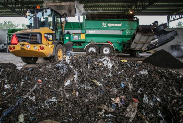 Źródłem wydzielania odorów na Szadółkach, na które skarżą się mieszkańcy, jest też plac dojrzewania kompostu. Smród ma ograniczyć  budowa hermetycznej, zadaszonej hali.Trwają już prace nad tą inwestycją. Hala ma być oddana do użytku w 2018 roku