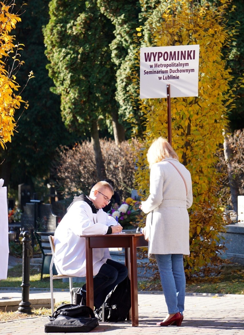 Ostatnie porządki przed dniem Wszystkich Świętych. Odwiedziliśmy cmentarz przy ul. Unickiej w Lublinie. Zobacz zdjęcia
