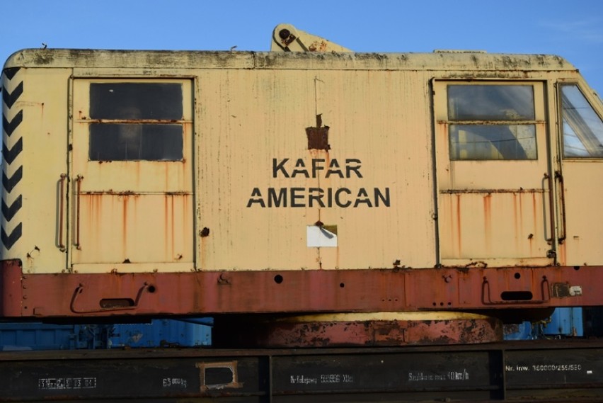 Dźwig kolejowy Kafar American czeka w Dębicy na transport do Muzeum Parowozowni w Jarocinie