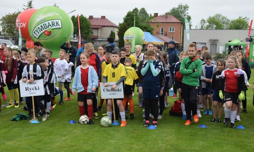 Pogoda nie popsuła dobrej zabawy w finale wojewódzkim Pucharu Tymbarku. Na miejscu był nasz reporter