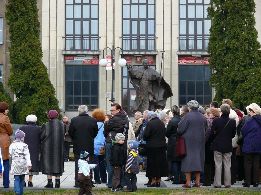 Modlitwa przy pomniku Jana Pawła II