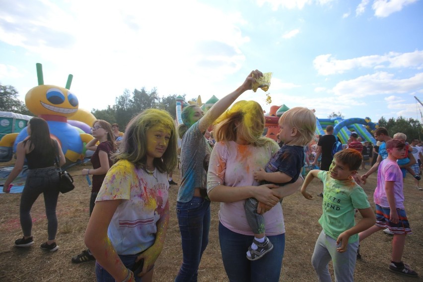 Holi Festival Poland. Święto kolorów w Rudzie Śląskiej. Tłumy ludzi w barwnym tańcu na plantach ZDJĘCIA