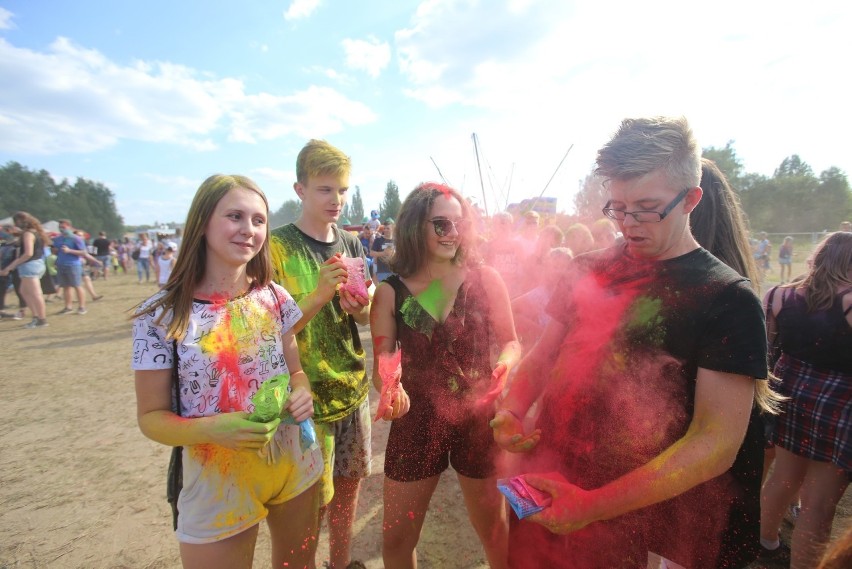 Holi Festival Poland. Święto kolorów w Rudzie Śląskiej. Tłumy ludzi w barwnym tańcu na plantach ZDJĘCIA