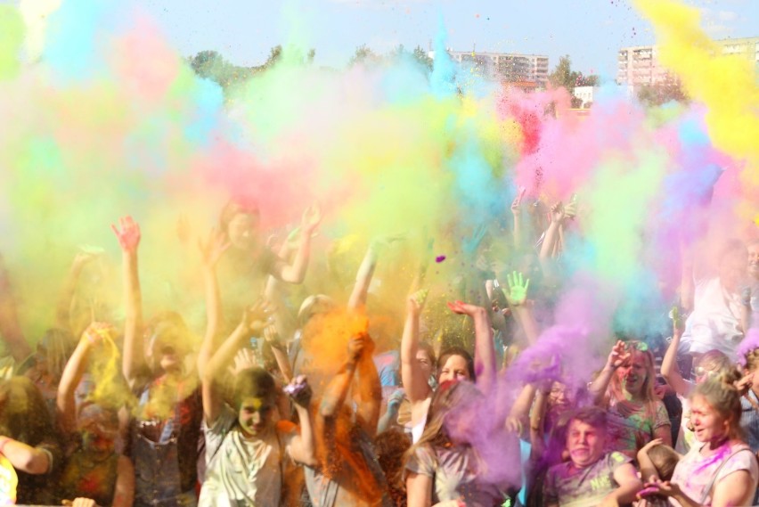 Holi Festival Poland. Święto kolorów w Rudzie Śląskiej. Tłumy ludzi w barwnym tańcu na plantach ZDJĘCIA