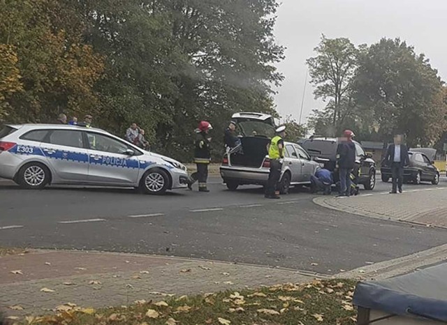 Do wypadku doszło w piątek, 19 października, w Nowej Soli na ul. Zielonogórskiej. Kierujący oplem czołowo uderzył w mercedesa.

Kierowca opla, z niewyjaśnionych jeszcze przyczyn, nagle zjechał na przeciwległy pas ruchu. Mężczyzna uderzył czołowo w prawidłowo jadącego mercedesa. 

– 77-letni kierowca opla został przewieziony do szpitala – mówi st. sierż. Justyna Sęczkowska, rzeczniczka nowosolskiej policji. Kierującemu mercedesem nic się nie stało.

77-latek stracił już prawo jazdy. Stanie również przed sądem. 


Zobacz, jak udzielać pierwszej pomocy



