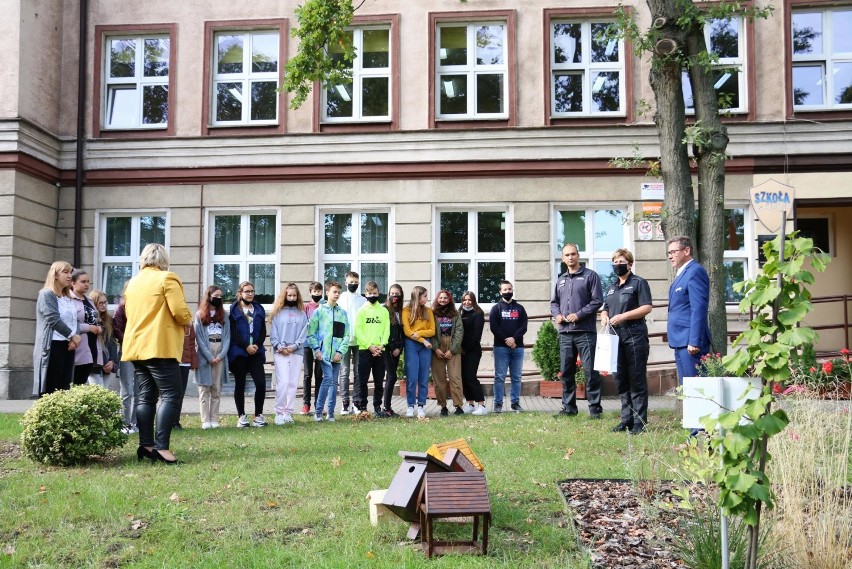 Budki lęgowe i karmniki, z Zakładu Karnego we Wronkach powędrowały do szamotulskiej "Trójki" [ZDJĘCIA]