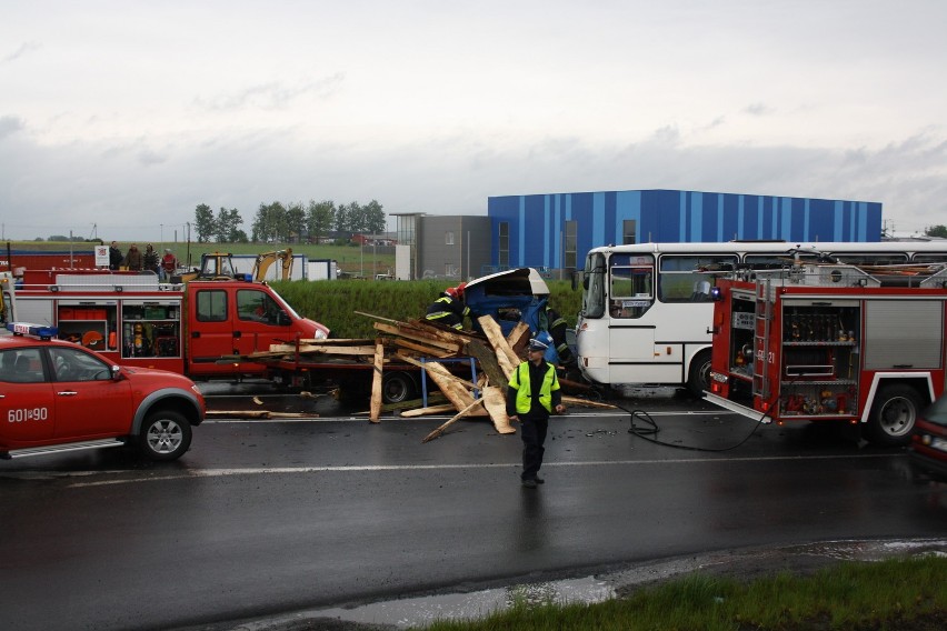 Na miejscu wypadku policja kierowała ruchem. Na obwodnicy...