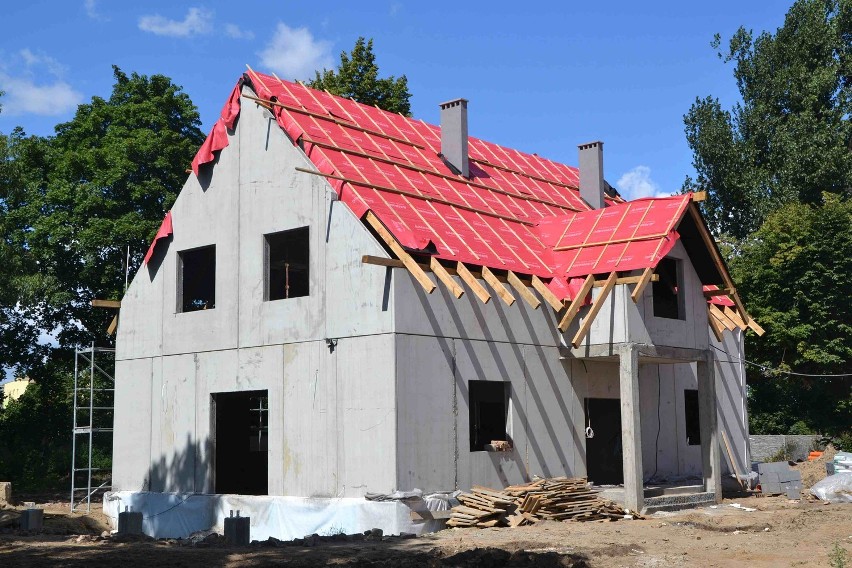 Malbork: Na Piaskach trwa budowa domków dla wychowanków domu dziecka