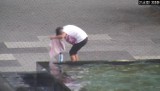 Głogów: Myła głowę w fontannie w Parku Słowiańskim. Ludzie wchodzą do wody mimo zakazu