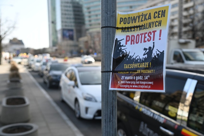 W Warszawie rozpoczął się protest taksówkarzy. Przewoźnicy...