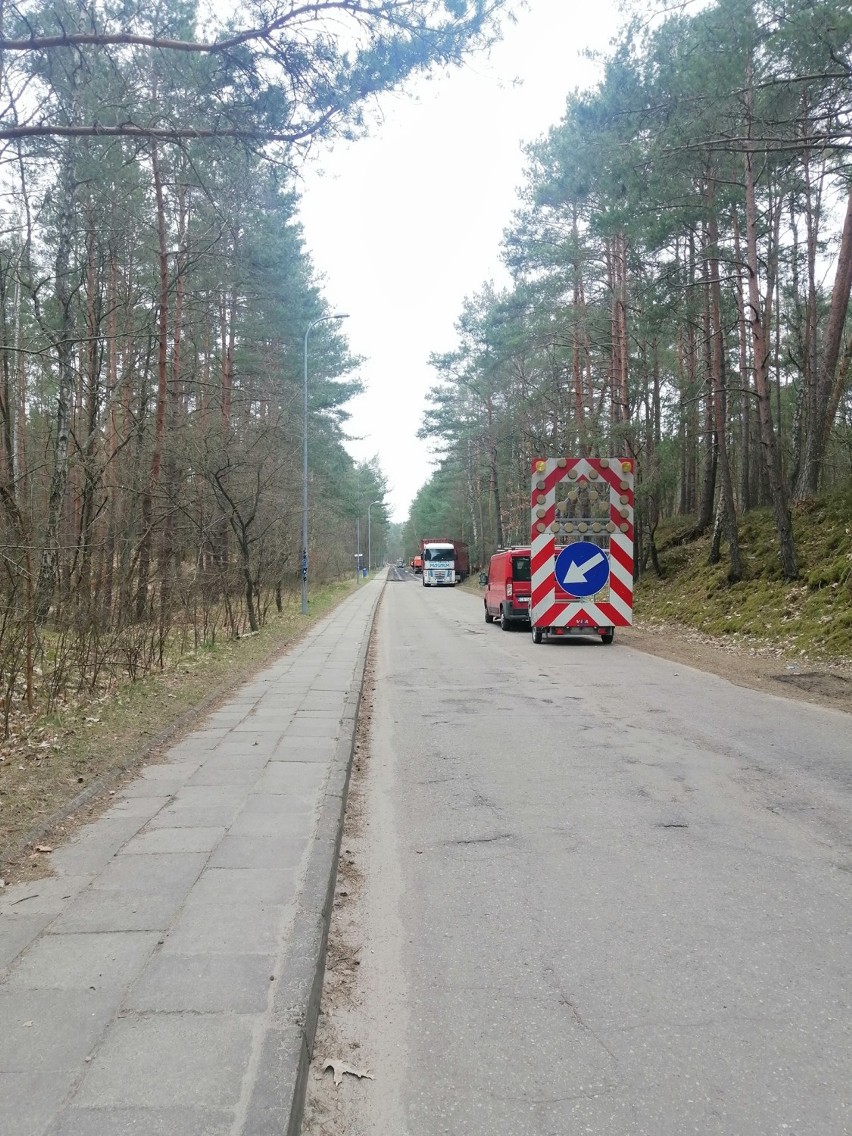 Trwa remont ulicy Morskiej w Sztutowie. To kolejna z inwestycji powiatowych realizowanych we współpracy z gminami