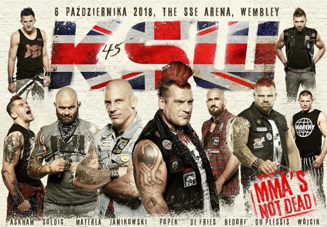 &quot;MMA'S NOT DEAD&quot; - takie hasło grzmi z nowych plakat&oacute;w promujących londyńską galę KSW 45. To oczywiste nawiązanie do hasła &quot;punk's not dead&quot;. 

6 października w stolicy Anglii zobaczymy walki zawodnik&oacute;w ze Szczecina: Karola Bedorfa oraz Michała Materli. 


KSW 45 TRANSMISJA ONLINE. Popek, Bedorf, Materla. Gala KSW w Londynie Jak obejrzeć za darmo? [Stream, PPV Polsat] 

TURNIEJ O PAS WAGI ŚREDNIEJ: Materla vs. Janikowski, W&oacute;jcik vs. Askham
Po prawie trzech latach panowania na tronie kategorii średniej, Mamed Khalidov (34-5-2, 13 KO, 17 Sub) zdecydował się zwakować pas mistrzowski. O tytuł zawalczą zwycięzcy pojedynk&oacute;w, do kt&oacute;rych dojdzie w The SSE Arena, Wembley, 6 października w Londynie. Na KSW 45: The Return to Wembley zmierzą się Michał Materla (26-6, 8 KO, 12 Sub) i Damian Janikowski (3-0, 3 KO) oraz Marcin W&oacute;jcik (11-5, 4 KO, 5 Sub) i Scott Askham (16-4, 10 KO, 2 Sub). 

WALKA O PAS WAGI CIĘŻKIEJ KSW
Philip de Fries (15-6, 2 KO, 11 Sub) stanie do pierwszej obrony pasa kr&oacute;lewskiej kategorii wagowej przed własną publicznością 6 października na KSW 45: The Return to Wembley. Rywalem angielskiego mistrza w The SSE Arena, Wembley będzie najdłużej panujący czempion w historii dywizji ciężkiej, Karol Bedorf (15-3, 5 KO, 4 Sub). 

&lt;script class=&quot;XlinkEmbedScript&quot; data-width=&quot;640&quot; data-height=&quot;360&quot; data-url=&quot;//get.x-link.pl/c999f029-6de9-964f-f6c7-cb27a78fa3c9,b04413ab-6570-f9ca-0816-aa8fb7755ffa,embed.html&quot; type=&quot;application/javascript&quot; src=&quot;//prodxnews1blob.blob.core.windows.net/cdn/js/xlink-i.js?v1&quot;&gt;&lt;/script&gt;

WALKA O PAS WAGI P&Oacute;ŁŚREDNIEJ
W pierwszej obronie pasa kategorii p&oacute;łśredniej Dricus du Plesiss (12-1, 4 KO, 8 Sub) stanie naprzeciw Roberto Soldicia (13-3, 11 KO, 1 Sub), kt&oacute;ry będzie chciał zrewanżować się aktualnemu czempionowi za porażkę z gali KSW 43. 

Do klatki wejdą r&oacute;wnież nieobliczalny Popek Monster oraz debiutujący w KSW, Akop Szostak.