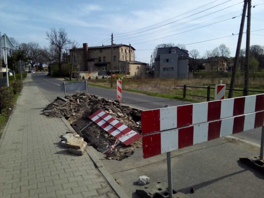 Zapadlisko na Gagarina utrudnia ruch. Co z remontem? ZDJĘCIA