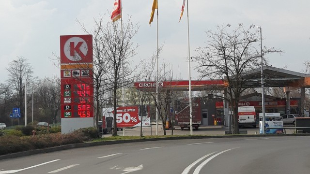 Na Opolszczyźnie średnia cena benzyny bezołowiowej 95 to 4,44 zł, PB 98 - 4,87 zł, ON - 4,62 zł i LPG - 2,01 zł. Sprawdziliśmy natomiast ceny na niektórych stacjach w Opolu, które kształtują się następująco...