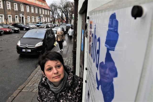 Ilona Motyka przed siedzibą Lubuskiego Stowarzyszenia Na Rzecz Kobiet BABA przy ul. Lisowskiego w Zielonej Górze.  (Zdjęcie archiwalne, sprzed pandemii).