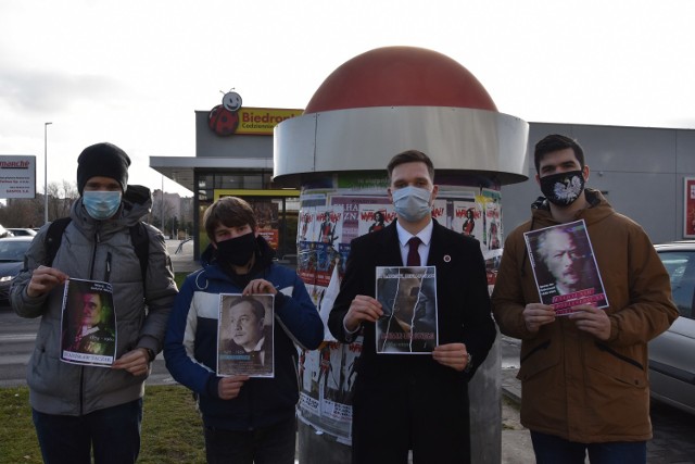 Zawiesili na słupach nowoczesne wizerunki polskich patriotów