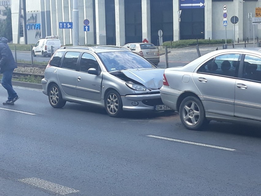 Wrocław. Kierowcy, uważajcie na trasie W-Z. Są utrudnienia w ruchu. Wszystko przez kraksę...