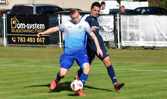 V liga piłkarska, Wadowice: Niwa Nowa Wieś - Nadwiślanin Gromiec 2:0. Na zdjęciu: Tomasz Gardyński (Niwa, z lewej) w starciu z Henrykiem Burdą (Nadwiślanin)