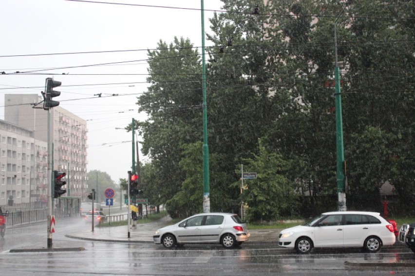 Z rana w Poznaniu jest ulewnie i burzowo.