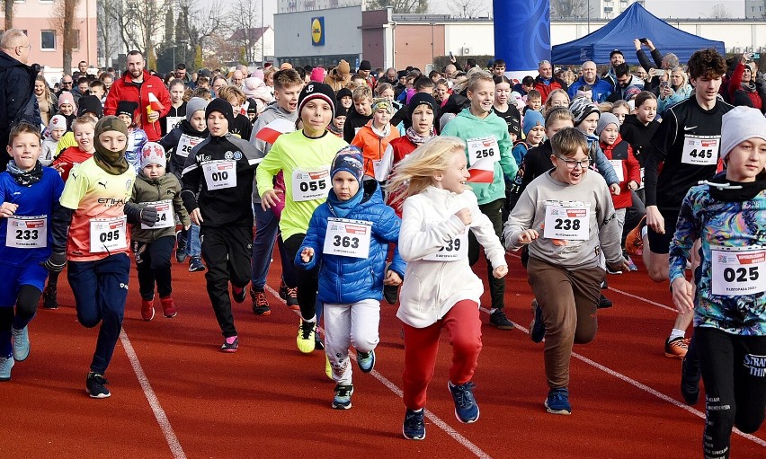 Ponad 500 młodych biegaczy w Niepodległościowym Biegu Dzieci w Pile. Zobaczcie zdjęcia