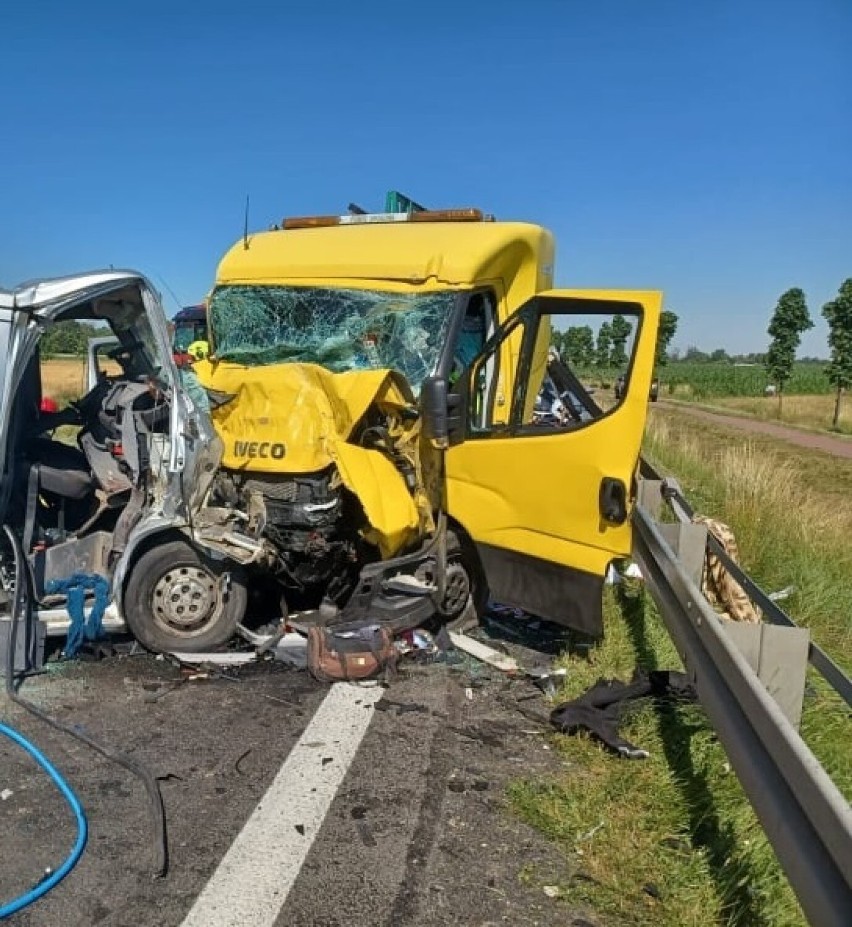 Wypadek na drodze krajowej nr 12 w Brzeziu. 4 osoby trafiły do szpitala