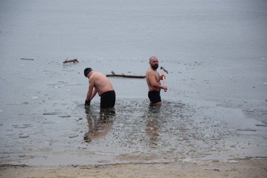 Zakończyli bieg w Krępkowicach lodowatą kąpielą w jeziorze Brody
