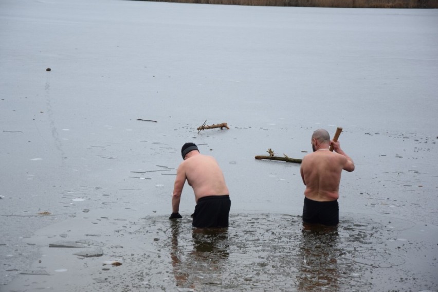 Zakończyli bieg w Krępkowicach lodowatą kąpielą w jeziorze Brody