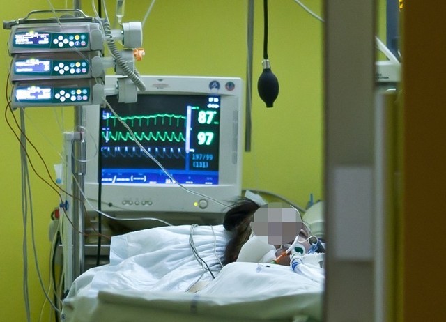 Matka zakażona A/H1N1 walczy o życie w szpitalu im. WAM w Łodzi
