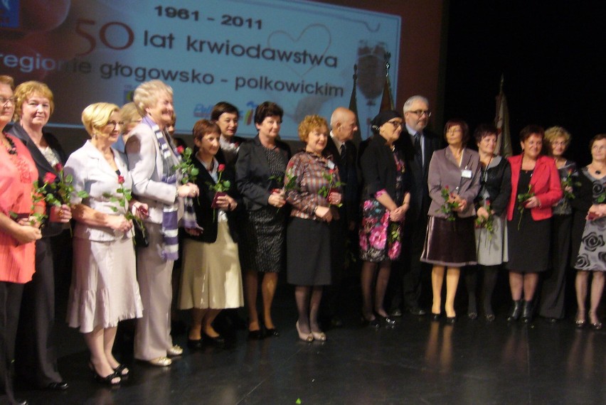 Wspólne zdjęcie odznaczonych pracowników głogowskiej stacji...