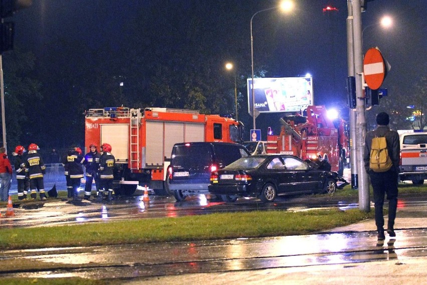 Wrocław: Na ul. Bałtyckiej wóz strażacki zderzył się z osobówką (ZDJĘCIA)