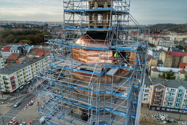 Zobacz najnowsze zdjęcia z remontu katedry, na których fachowcy już okładają hełm miedzią. I te z września - gdy dopiero montowano konstrukcję dachu hełmowego