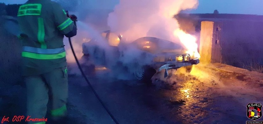 Pod Inowrocławiem spłonął samochód osobowy [zdjęcia]