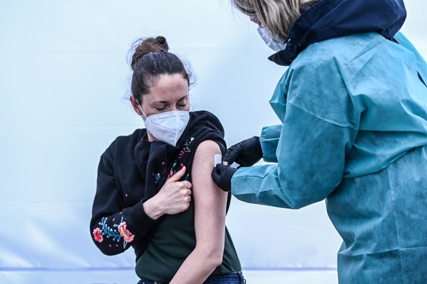 Punkty szczepień masowych w Małopolsce dostają za mało szczepionek. Miało ich być 43, a działa tylko kilkanaście
